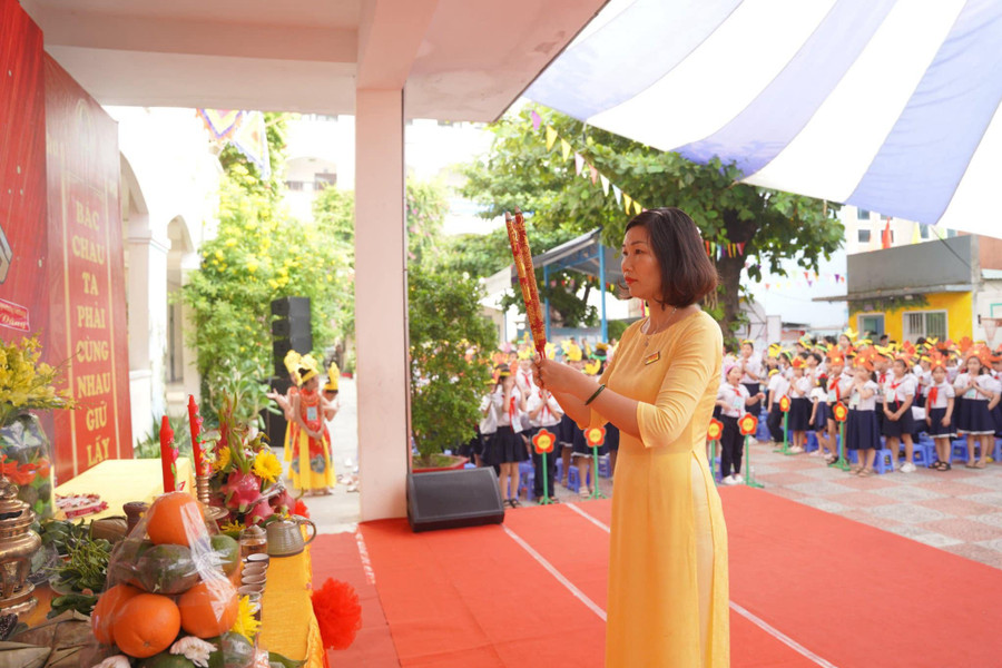 Cô Đỗ Thị Lê, Hiệu trưởng Trường Tiểu học Hùng Vương dâng hương tưởng nhớ các vua Hùng. Cô Đỗ Thị Lê, Hiệu trưởng Trường Tiểu học Hùng Vương dâng hương tưởng nhớ các vua Hùng.