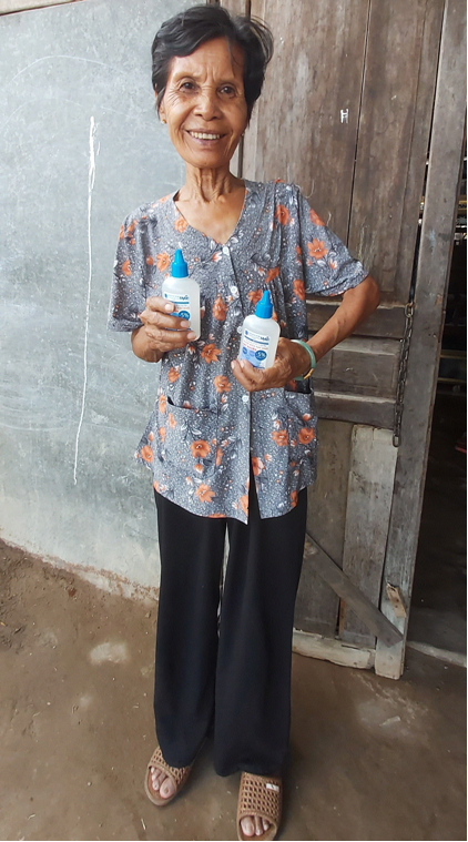 Người dân vui mừng nhận nước rửa tay từ Trường ĐH Trà Vinh. Người dân vui mừng nhận nước rửa tay từ Trường ĐH Trà Vinh.