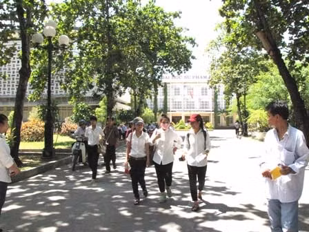 Thí sinh ở Huế ra sớm Thí sinh ở Huế ra sớm