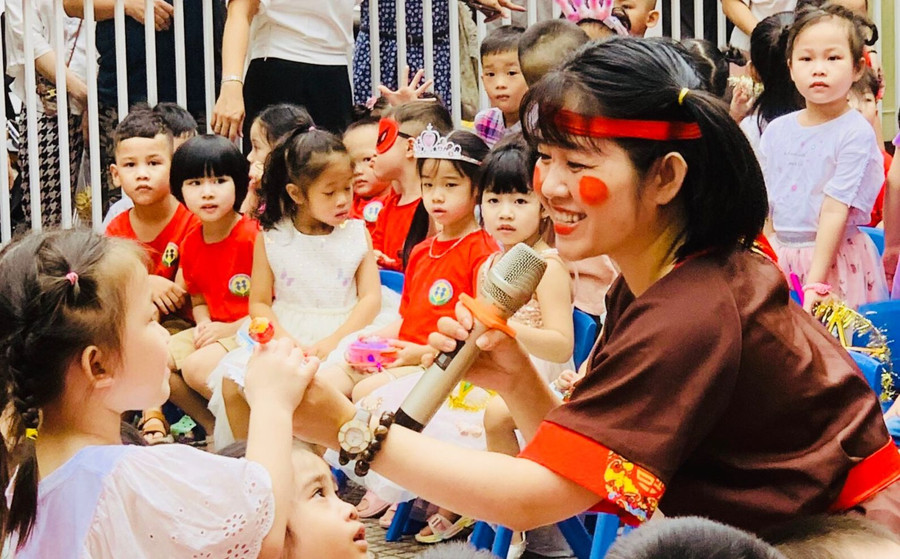 Cô Nguyễn Thùy Dung giao lưu và giảng dạy học sinh.