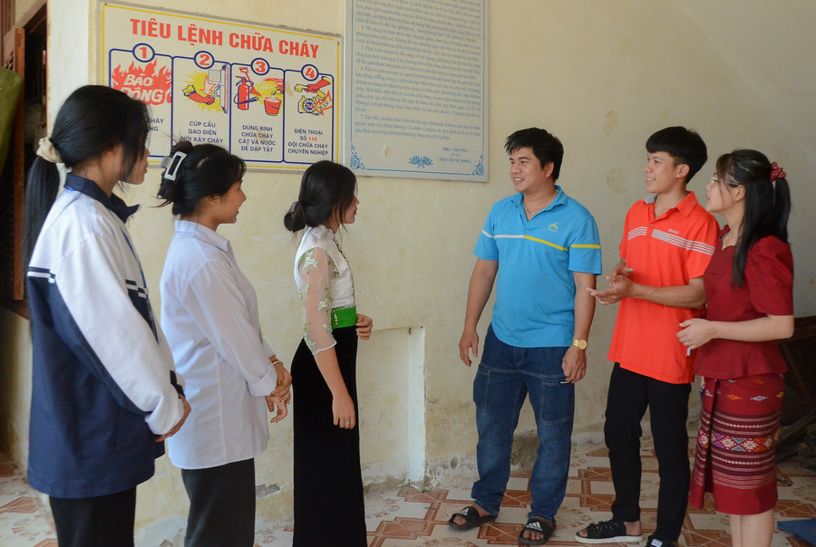 Giáo viên Trường PTDTNT THPT huyện Điện Biên trao đổi, nắm bắt tâm tư học sinh sau Phiên tòa giả định. Giáo viên Trường PTDTNT THPT huyện Điện Biên trao đổi, nắm bắt tâm tư học sinh sau Phiên tòa giả định.