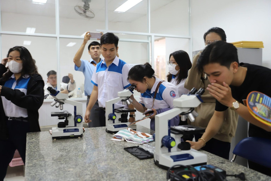 Học sinh lớp 12 trải nghiệm tại phòng thí nghiệm Trường ĐH Trà Vinh. Học sinh lớp 12 trải nghiệm tại phòng thí nghiệm Trường ĐH Trà Vinh.