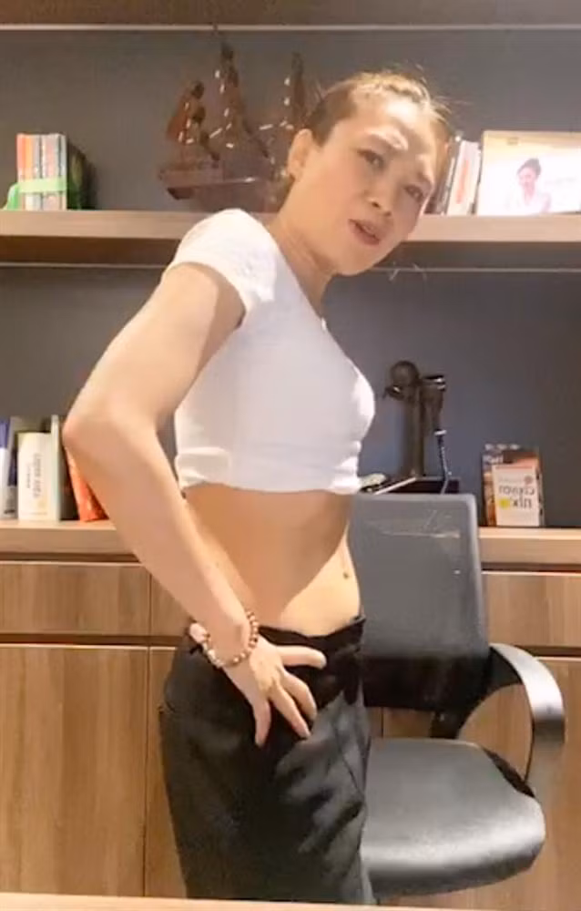 Ngay trên livestream, giọng ca "Người hãy quên em đi" đã không ngại cởi phăng áo vest, xắn áo khoe eo phẳng lì, thon gọn. Theo cô giải thích, những bức ảnh tràn lan trên mạng chỉ là do cô tăng cân chút thôi. Mặc dù, hiện tại Mỹ Tâm đã kiểm soát được cân nặng nhưng cô vẫn để lộ khuyết điểm khó tập chính là cặp đùi ếch.