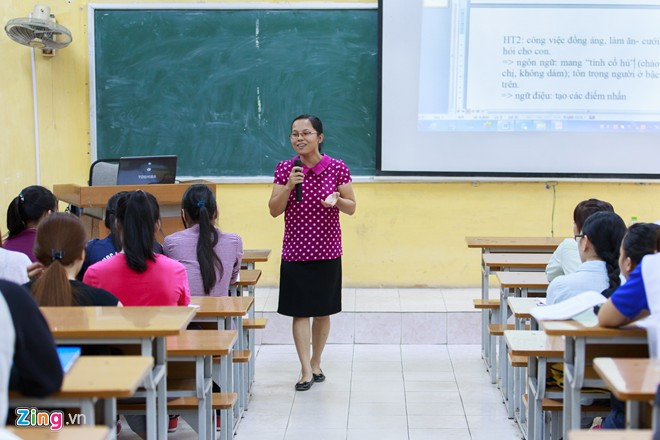 Trong số 522 giáo sư và phó giáo sư vừa được công nhận chức danh ngày 12/11/2015 thì chỉ có 5 người thuộc thế hệ 8x, trong đó có PGS.TS Nguyễn Thị Phương Thùy - giảng viên Khoa Ngôn ngữ học, Trường Đại học Khoa học Xã hội và Nhân văn, Đại học Quốc gia Hà Nội.