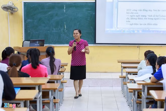 Trong số 522 giáo sư và phó giáo sư vừa được công nhận chức danh ngày 12/11/2015 thì chỉ có 5 người thuộc thế hệ 8x, trong đó có PGS.TS Nguyễn Thị Phương Thùy - giảng viên Khoa Ngôn ngữ học, Trường Đại học Khoa học Xã hội và Nhân văn, Đại học Quốc gia Hà Nội.