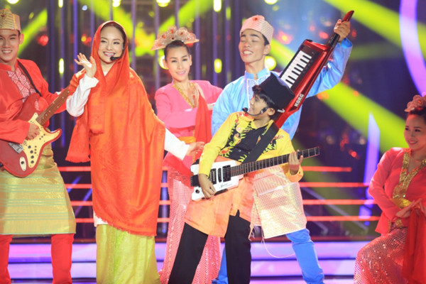 Mỹ Linh thú nhận, cô nghe bài hát mà không hiểu gì, nhưng khi Lan Phương diễn thì cô bắt đầu hiểu. Điều đó chứng tỏ cách dàn dựng của cặp thí sinh rất tốt. Diva nhạc Việt đặc biệt đánh giá sự tiến bộ của Minh Khang khi cậu bé bỏ được sự ngại ngùng, thậm chí còn có khiếu diễn kịch ở phần hoạt cảnh đầu tiên. Giám khảo Hồng Vân khiến khán giả bật cười khi nhận xét, Lan Phương đã hát nhiều hơn, còn mọi khi chỉ là "hét chưa đến nốt". Riêng Hoài Linh lại thấy bài hát dễ thương ở cả phần hát, múa, dù Lan Phương múa truyền thống có hơi giống Khơ-me, chứ chưa ra chất của người Indonesia. my-linh-phai-long-be-bao-ngoc-8