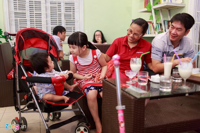 Kết thúc một ngày làm việc, thay vì ở nhà sau bữa tối, gia đình chị Thùy thường ra ngoài để cả nhà có không gian để thư giãn. Với phó giáo sư trẻ tuổi nhất ngành Ngôn ngữ học, hạnh phúc là gia đình hòa thuận, cùng nhau gánh vác, chia sẻ, yêu thương.