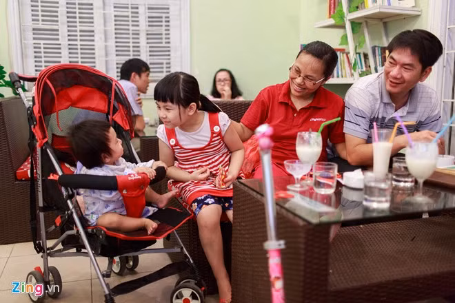 Kết thúc một ngày làm việc, thay vì ở nhà sau bữa tối, gia đình chị Thùy thường ra ngoài để cả nhà có không gian để thư giãn. Với phó giáo sư trẻ tuổi nhất ngành Ngôn ngữ học, hạnh phúc là gia đình hòa thuận, cùng nhau gánh vác, chia sẻ, yêu thương.