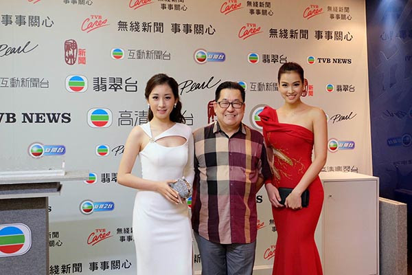 Vương Thu Phương bất ngờ xuất hiện ở TVB sau nhiều năm biến mất ảnh 3 Ngoài chụp hình chung với nhiều nghệ sĩ nổi tiếng ở Hồng Kông, cô còn thu hút sự chú ý khi mặc chiếc đầm hở vai có những đường cắt táo bạo, gợi cảm.