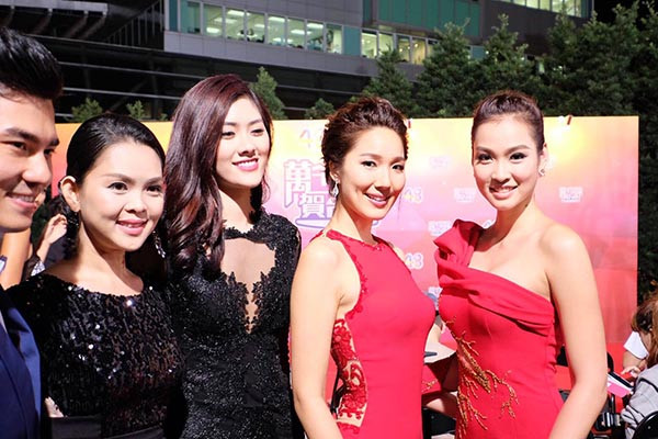 Vương Thu Phương bất ngờ xuất hiện ở TVB sau nhiều năm biến mất ảnh 2 Là một trong số những nghệ sĩ Việt hiếm hoi được khoe sắc trên thảm đỏ, Vương Thu Phương gây ấn tượng bởi ngoại hình xinh đẹp, rạng rỡ.