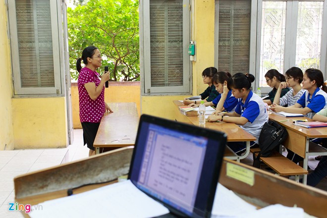 Đối với việc giảng dạy, PGS trẻ tuổi cho biết mình phải chuẩn bị trước cả học kì, luôn phải cập nhật liên tục kiến thức và kĩ năng trình bày để bài giảng sinh động. Không những thế, khi bước vào lớp là giáo viên phải gạt bỏ tát cả những việc riêng, tạo tâm thế thoải mái cho bản thân và sự hưng phấn cho người học. Vì thế, nếu thấy sinh viên hứng thú với việc học hành thì bản thân người dạy dù mệt mỏi cũng sẽ thấy thoải mái hơn.