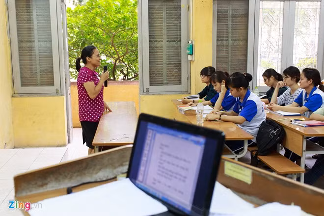 Đối với việc giảng dạy, PGS trẻ tuổi cho biết mình phải chuẩn bị trước cả học kì, luôn phải cập nhật liên tục kiến thức và kĩ năng trình bày để bài giảng sinh động. Không những thế, khi bước vào lớp là giáo viên phải gạt bỏ tát cả những việc riêng, tạo tâm thế thoải mái cho bản thân và sự hưng phấn cho người học. Vì thế, nếu thấy sinh viên hứng thú với việc học hành thì bản thân người dạy dù mệt mỏi cũng sẽ thấy thoải mái hơn.