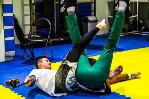 Nga mở lớp học tự vệ bằng... "gậy tự sướng" ảnh 7 Nga mở lớp học tự vệ bằng...