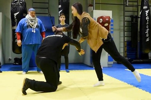 Nga mở lớp học tự vệ bằng... "gậy tự sướng" ảnh 5 Nga mở lớp học tự vệ bằng...