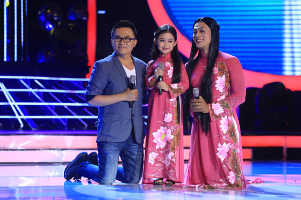 Mỹ Linh "phải lòng" Bảo Ngọc vì cô bé bước ra sân khấu dịu dàng theo đúng chất gái Huế. "Nhất là lúc cô bé khâu nón, lúc ấy tôi thấy chú Luân cứ ngồi cười. Hôm nay cô bé hát rất hay. Con sinh ra là để hát trên sân khấu", diva nói. Danh hài Hoài Linh cũng khen, Bảo Ngọc dù là người miền Tây nhưng hát lên giọng Huế rất hay. Cô bé thể hiện được nét đằm thắm của bài hát. Còn giám khảo Hồng Vân không thể tưởng tượng được Bảo Ngọc hát được ca khúc này. "Chú Luân đã hy sinh hết mình làm phiên bản lỗi để tôn nét đẹp của cô học trò", chị kết luận hài hước. my-linh-phai-long-be-bao-ngoc-1