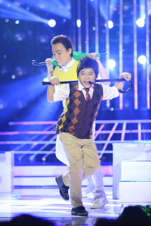 Tiếp theo là sự xuất hiện của Hoàng Quân - Khương Ngọc với màn hóa thân thành Thanh Duy trong ca khúc "Tôi thích". my-linh-phai-long-be-bao-ngoc-9