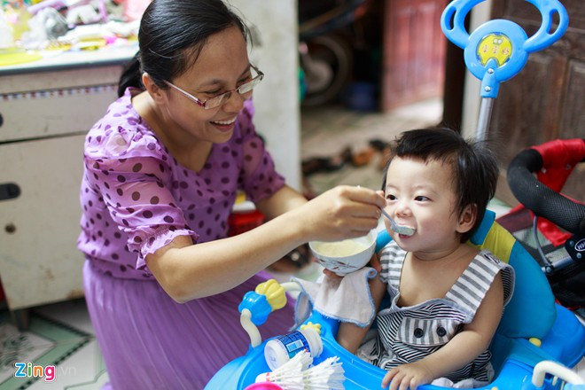 Sau khi đưa con gái lớn đi học, nếu không phải lên lớp thì chị Thùy về nhà cho con gái bé (hơn 1 tuổi) ăn sáng trước khi đến lớp mẫu giáo. Do em bé sinh thiếu tháng nên thời gian đầu việc chăm sóc rất vất vả và căng thẳng. Trước những hôm có giờ giảng là phải chuẩn bị trước, nhưng cũng phải đợi con ngủ thì mới tĩnh tâm mà làm việc được. Có những hôm bà mẹ hai con phải thức đến 3, 4 giờ sáng vừa bế con vừa đọc sách, hôm sau đến lớp buồn ngủ đến mức phải chạy ra ngoài vã nước vào mặt để dạy tiếp. Vì vậy, theo chị Thùy thì nghiên cứu khoa học và nuôi con có điểm chung là phải kiên trì. 