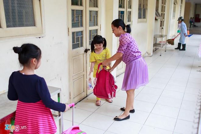 Một ngày của giảng viên sinh năm 1981 bắt đầu bằng việc đưa cô con gái lớn đến trường. Tuy nhiên cũng có những hôm trùng giờ dạy, rồi tắc đường mà cả hai vợ chồng đều bận thì việc tưởng như đơn giản này cũng khiến chị cũng phải tính toán từng phút một. 