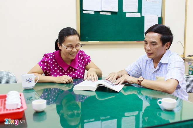 Trong giờ giải lao giữa giờ, chị Thùy tranh thủ gặp và trao đổi chuyên môn với bố là PGS.TS Nguyễn Hữu Đạt. 