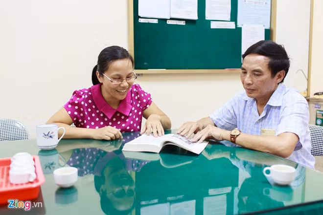 Trong giờ giải lao giữa giờ, chị Thùy tranh thủ gặp và trao đổi chuyên môn với bố là PGS.TS Nguyễn Hữu Đạt. 