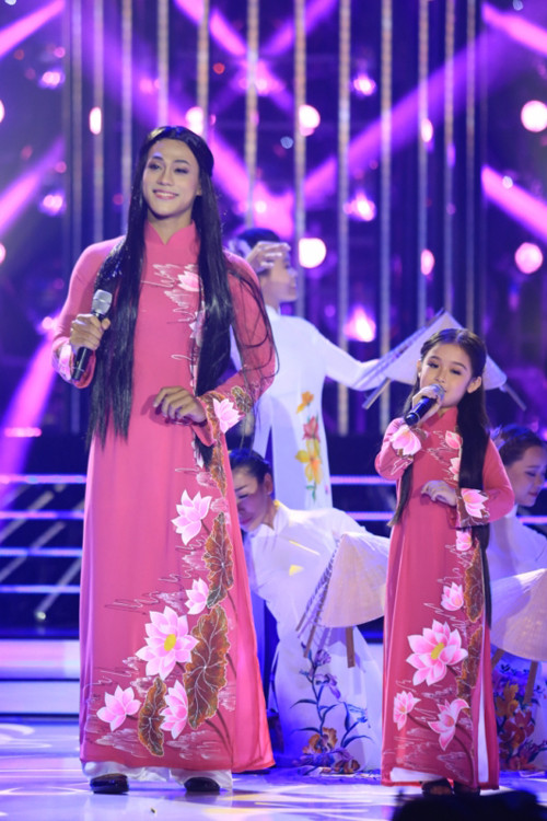 Bốc thăm trúng nghệ sĩ Vân Khánh với "Lý 10 thương" là bài toán khó đối với bé Bảo Ngọc. Cô bé lí lắc vốn có chất giọng miền Tây ngọt lịm, nhưng phải hát giọng Huế. Ngọc Luân cho biết, chưa bao giờ anh thấy học trò căng thẳng như lần này. Bảo Ngọc đùa rằng, cô bé phải nói mẹ cho uống thêm nước muối để giọng ngọt như nghệ sĩ Vân Khánh. my-linh-phai-long-be-bao-ngoc