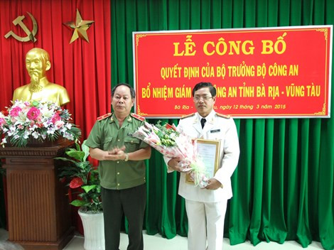 Đại tá Lê Tôi Sủng - Giám đốc công an tỉnh Bà Rịa-Vũng Tàu (bên phải).