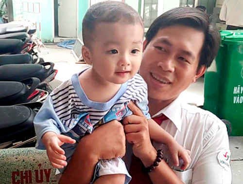 Bé trai hơn 2 tuổi và tài xế Thuận. be-trai-bi-bo-roi-tren-taxi-4885-1426218