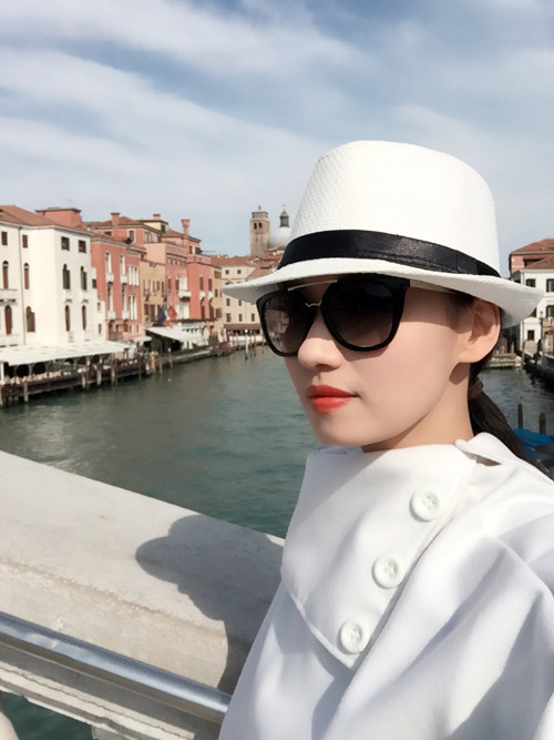 Vợ chồng Lã Thanh Huyền đã có con trai hơn 2 tuổi nhưng hình ảnh về nhóc tỳ vẫn chưa một lần được người đẹp công khai trên báo chí. Vợ chồng Lã Thanh Huyền đã có con trai hơn 2 tuổi nhưng hình ảnh về nhóc tỳ vẫn chưa một lần được người đẹp công khai trên báo chí.