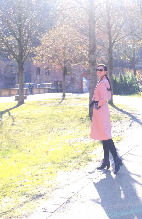 Chồng của Lã Thanh Huyền hoạt động kinh doanh, hơn người đẹp 12 tuổi và rất ít khi xuất hiện cùng vợ tại các sự kiện giải trí. Chồng của Lã Thanh Huyền hoạt động kinh doanh, hơn người đẹp 12 tuổi và rất ít khi xuất hiện cùng vợ tại các sự kiện giải trí.