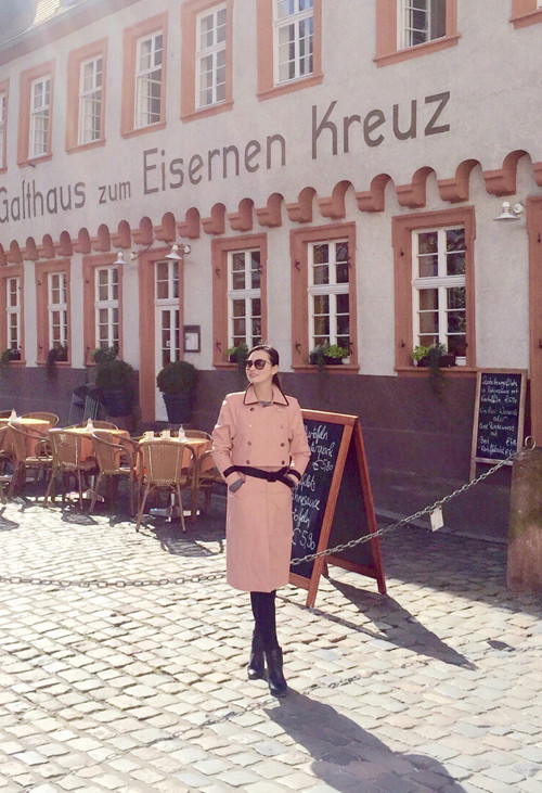 Thời tiết châu Âu mùa này có nắng nhưng vẫn se lạnh, khá lý tưởng để người đẹp diện những trang phục mùa đông thời trang nhưng vẫn đủ giữ ấm cơ thể. Thời tiết châu Âu mùa này có nắng nhưng vẫn se lạnh, khá lý tưởng để người đẹp diện những trang phục mùa đông thời trang nhưng vẫn đủ giữ ấm cơ thể.