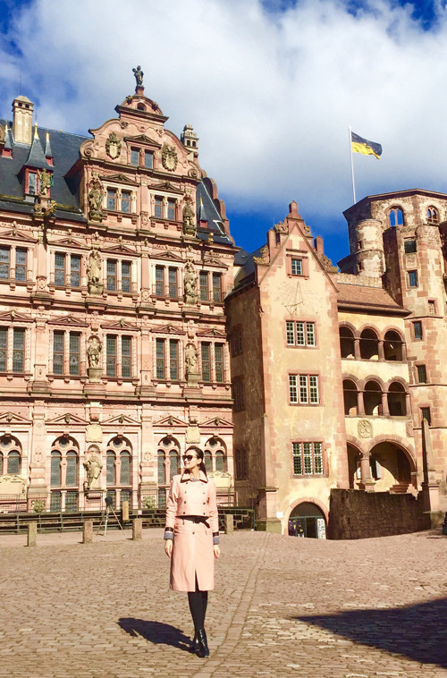 Người đẹp sành điệu tạo dáng trước những công trình kiến trúc nổi tiếng. Người đẹp sành điệu tạo dáng trước những công trình kiến trúc nổi tiếng.