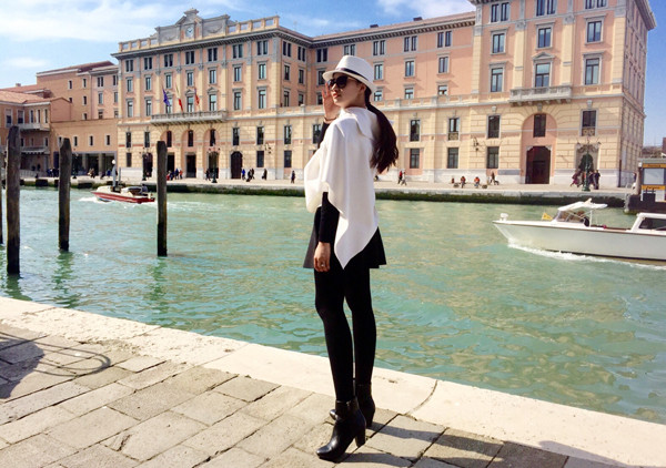 Từ khi lên xe hoa, Lã Thanh Huyền dường như ít xuất hiện tại các sự kiện giải trí, cô dành thời gian để vun ven cho tổ ấm nhỏ. Từ khi lên xe hoa, Lã Thanh Huyền dường như ít xuất hiện tại các sự kiện giải trí, cô dành thời gian để vun ven cho tổ ấm nhỏ.