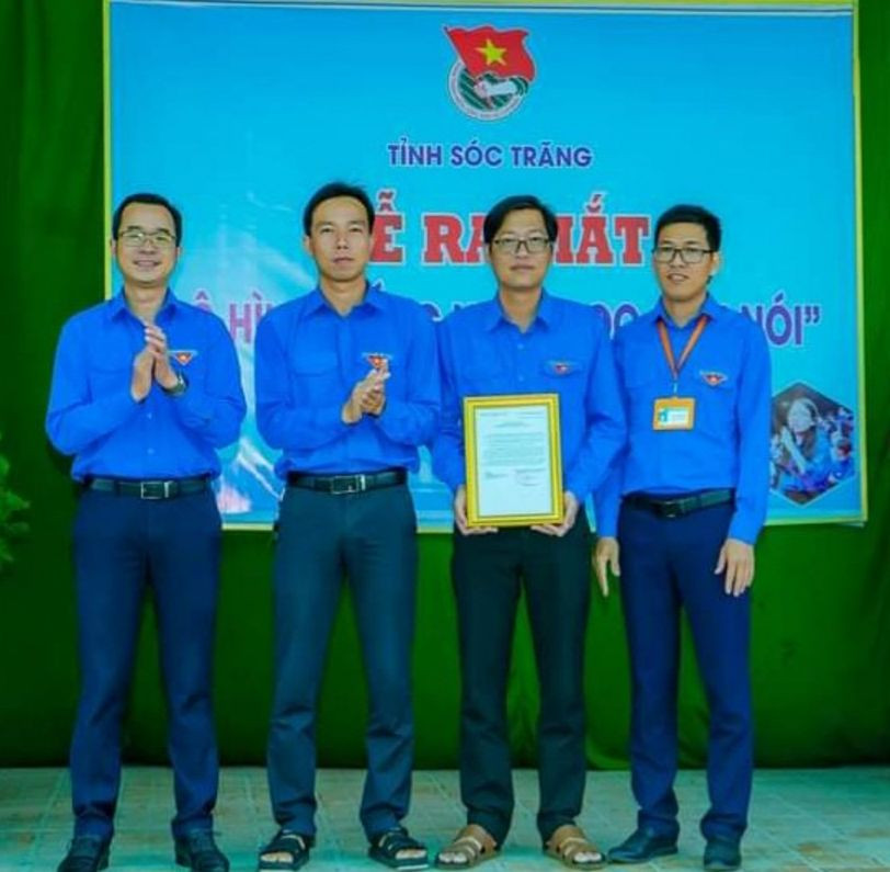 BTV Tỉnh đoàn Sóc Trăng trao Giấy chứng nhận mô hình “Lắng nghe học sinh nói” của Trường THPT Đoàn Văn Tố.