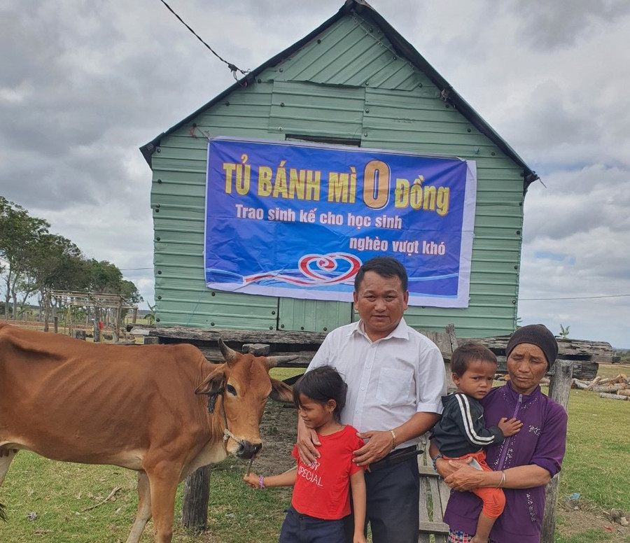 Thầy Tùng trao bò cái cho người dân từ quỹ sinh kế. Ảnh: NVCC