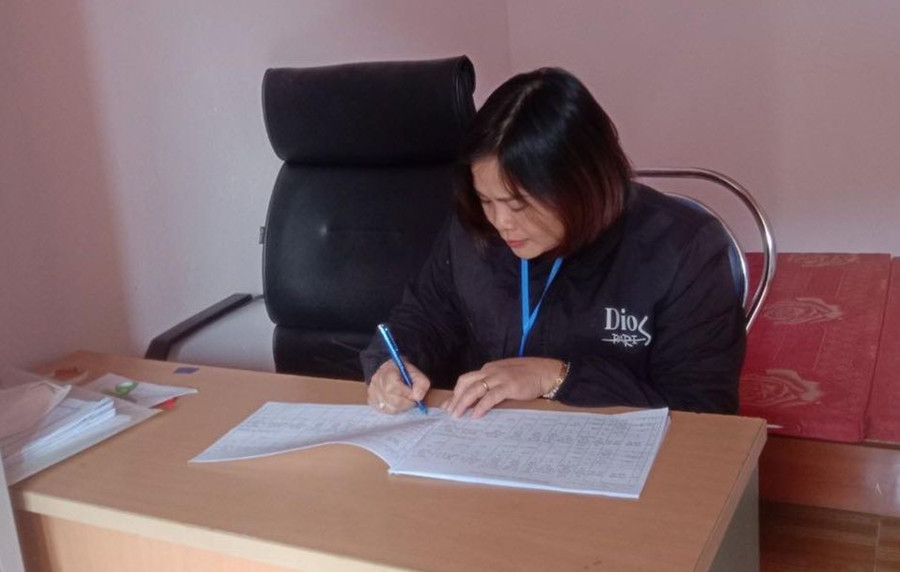 Cô Lộc Thị Lưu phải hoàn thiện khoảng 3 - 5 đầu sổ ghi chép các thông số và công việc hàng ngày. Ảnh: NVCC Cô Lộc Thị Lưu phải hoàn thiện khoảng 3 - 5 đầu sổ ghi chép các thông số và công việc hàng ngày. Ảnh: NVCC