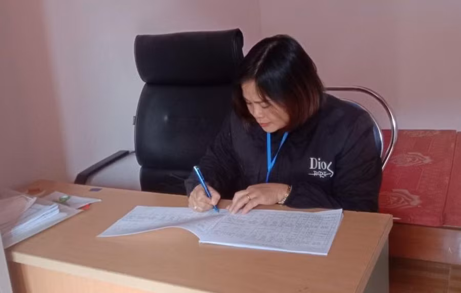Cô Lộc Thị Lưu phải hoàn thiện khoảng 3 - 5 đầu sổ ghi chép các thông số và công việc hàng ngày. Ảnh: NVCC