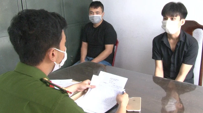 Hai đối tượng tại cơ quan Công an.