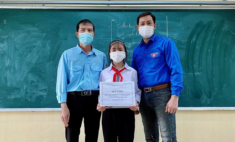 Số tiền bán được từ vỏ nhựa, vỏ lon được nhà trường tặng cho các em học sinh có hoàn cảnh khó khăn. Ảnh: Nhà trường cung cấp Số tiền bán được từ vỏ nhựa, vỏ lon được nhà trường tặng cho các em học sinh có hoàn cảnh khó khăn. Ảnh: Nhà trường cung cấp
