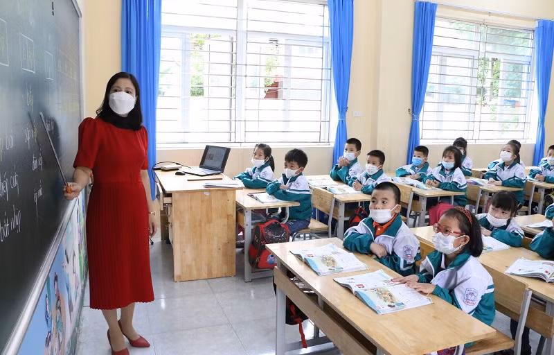 Cô trò Trường Tiểu học Lê Hồng Phong, TP Phủ Lý vui mừng khi được trở lại trường học trực tiếp sau 2 tháng nghỉ dịch.