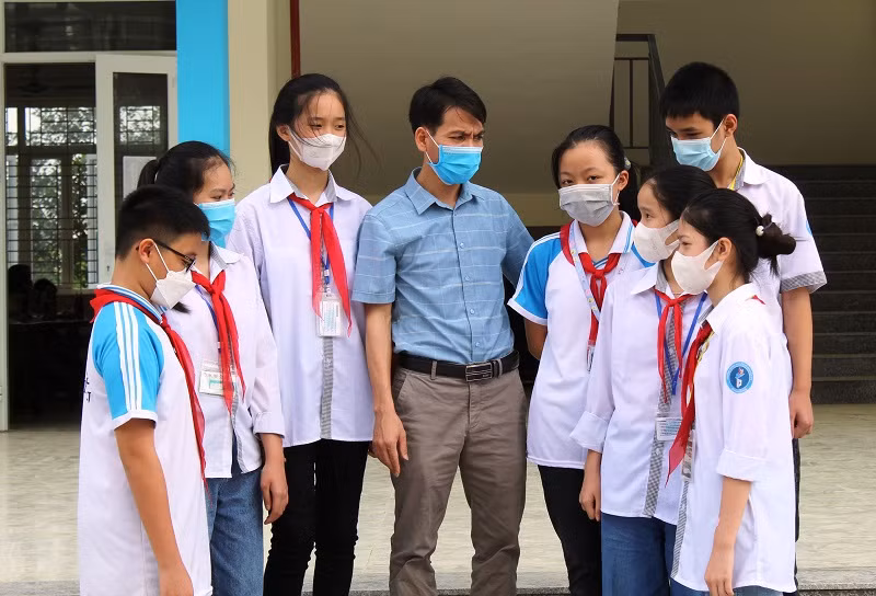 Thầy Lê Văn Giáo và học trò lơp 7D1, Trường THCS Nguyễn Du.