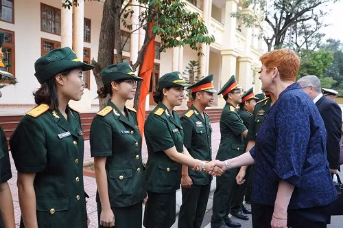 Bộ trưởng Australia Marise Payne thăm Đơn vị 871 và gặp gỡ với các học viện hiện đang theo học tiếng Anh trong khuôn khổ Chương trình Hợp tác Quốc phòng Australia - Việt Nam và một số cán bộ của Trung tâm Gìn giữ hòa bình Việt Nam.