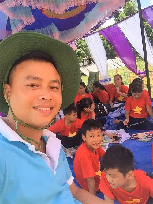 Thầy Hoàng Công Diễn và các học trò tham dự hội trại