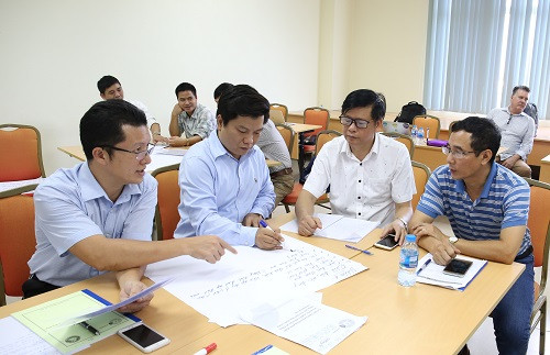 Các học viên nam lãnh đạo trường ĐH thảo luận nhóm