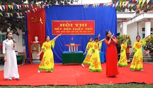 Cô và trò cùng biểu diễn văn nghệ