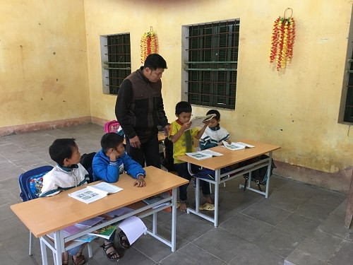 Thầy Lâm Quang Bình bên các học sinh Trường Tiểu học – THCS Thanh Phát Thầy Lâm Quang Bình bên các học sinh Trường Tiểu học – THCS Thanh Phát