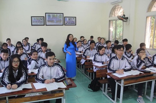 NGƯT Nguyễn Thị Thuần Yên và các học trò hiện tại NGƯT Nguyễn Thị Thuần Yên và các học trò hiện tại