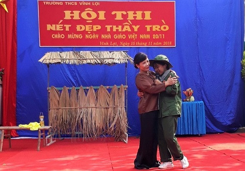 Không thể thiếu được lời ca, tiếng hát, điệu múa, những tiểu phẩm xúc động... trong ngày hội. Không thể thiếu được lời ca, tiếng hát, điệu múa, những tiểu phẩm xúc động... trong ngày hội.