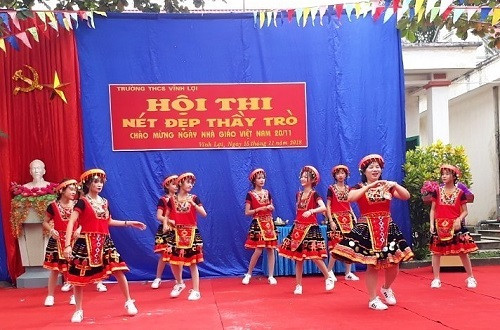 Hội thi tôn vinh vẻ đẹp duyên dáng, thanh lịch của các thầy cô giáo và các em học sinh trong những bộ quần áo dài thướt tha và trang phục dân tộc. Hội thi tôn vinh vẻ đẹp duyên dáng, thanh lịch của các thầy cô giáo và các em học sinh trong những bộ quần áo dài thướt tha và trang phục dân tộc.