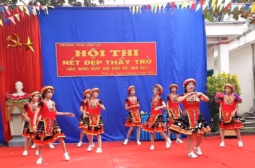 Hội thi tôn vinh vẻ đẹp duyên dáng, thanh lịch của các thầy cô giáo và các em học sinh trong những bộ quần áo dài thướt tha và trang phục dân tộc.