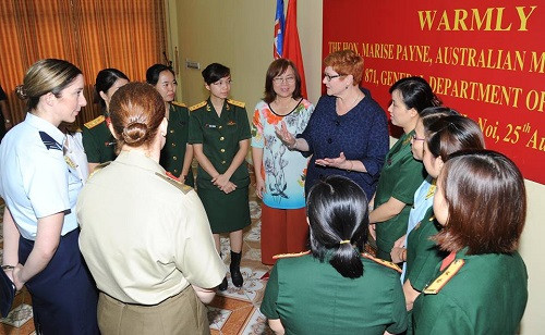 Bộ trưởng Quốc phòng Australia Marise Payne trao đổi với các nữ sĩ quan gìn giữ hòa bình trong tương lai của Việt Nam và các nữ học viên tiếng Anh của chương trình Hợp tác Quốc phòng Australia – Việt Nam